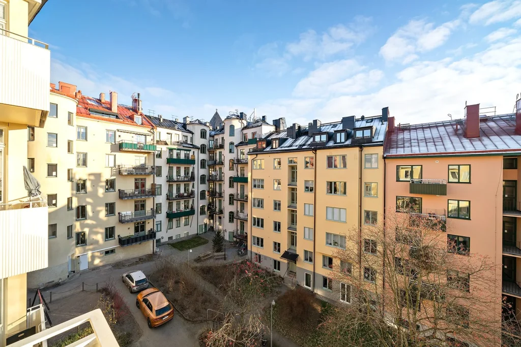 21. Renoverad innerga╠erd till BRF